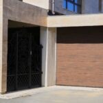 Ролетные или распашные ворота для гаража: что выбрать